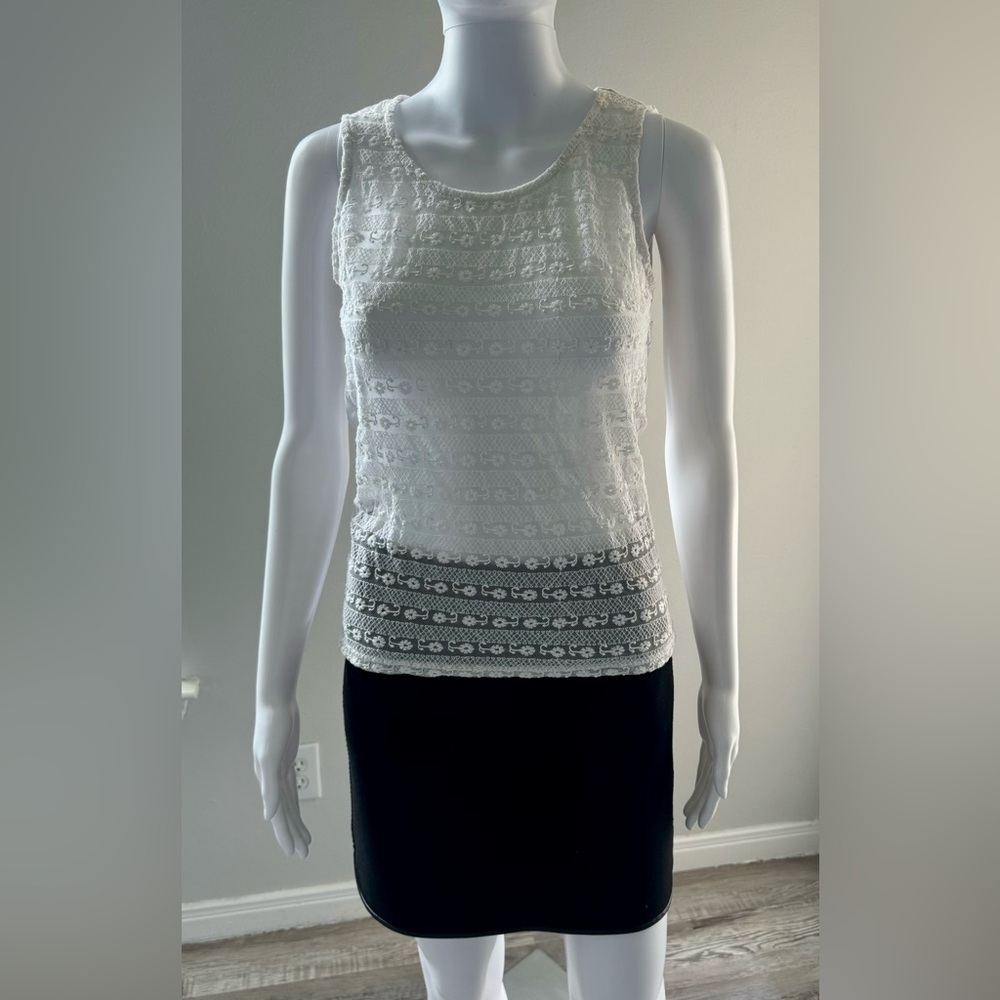 Women's lace top white size S. The top is decorated with buttons at the back.